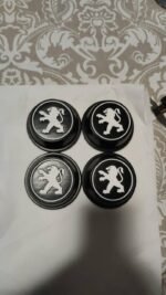lot de 4 cabochons centraux de jantes Peugeot – lion blanc sur fond noir